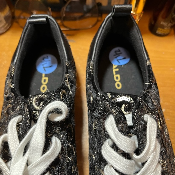 Aldo Women’s Black Velvet Gold Embroidered Design Lace Up Sneakers Size 7.5. NEW - Picture 2 of 5